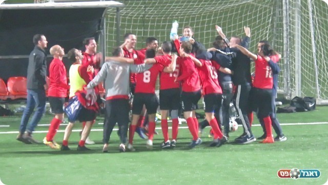 שחקני גבעתיים חוגגים (דף הפייסבוק: "המכתש רומר גבעתיים")